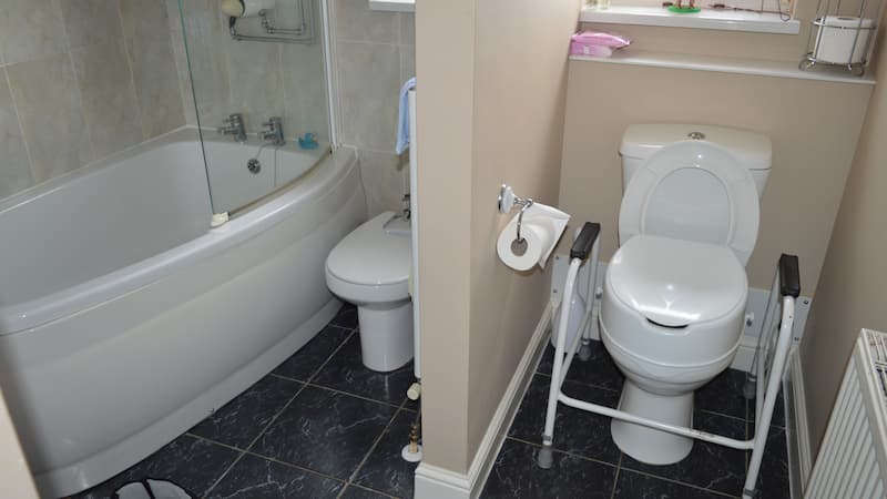 Toilet with supports, bath with bathscreen
